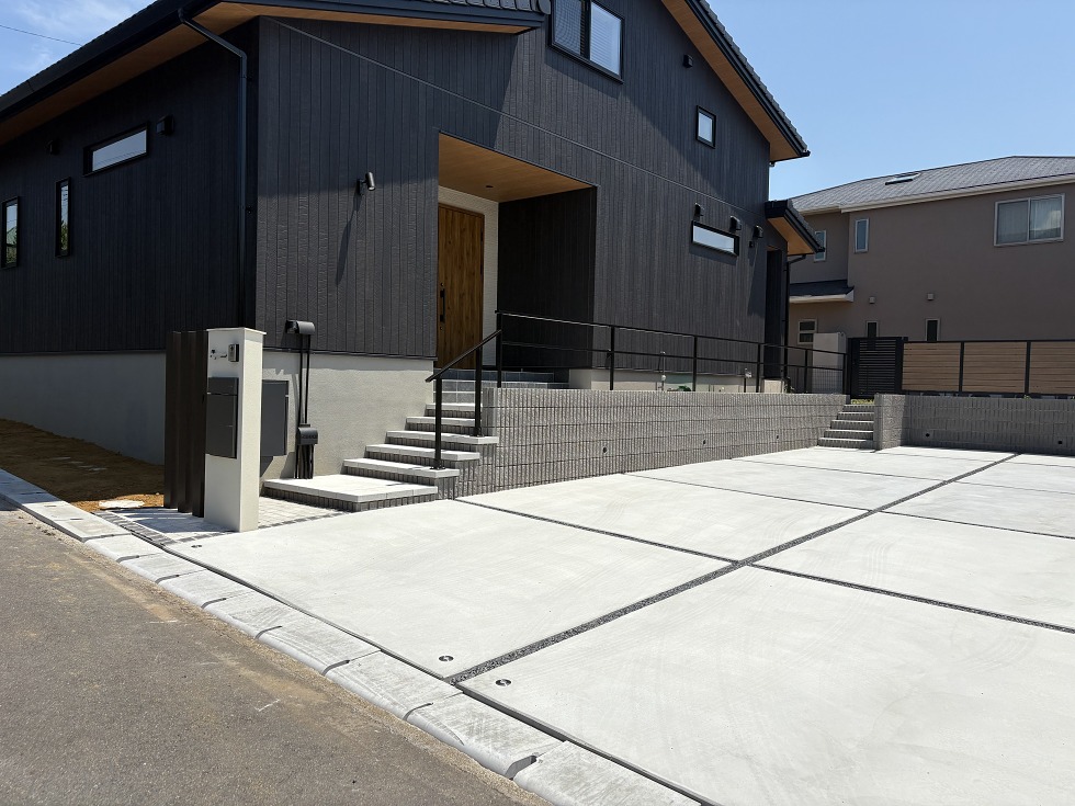 ダークトーンな外観に映えるシンプルモダンな外構