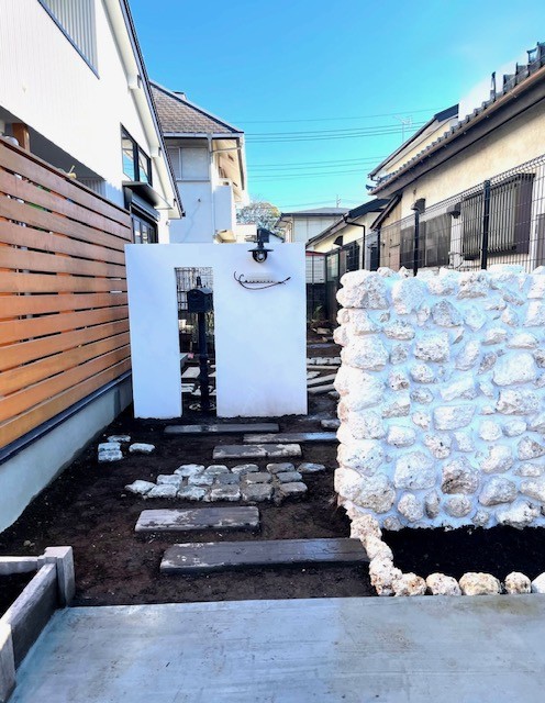 壁の間を抜ける奥行きのあるアプローチ