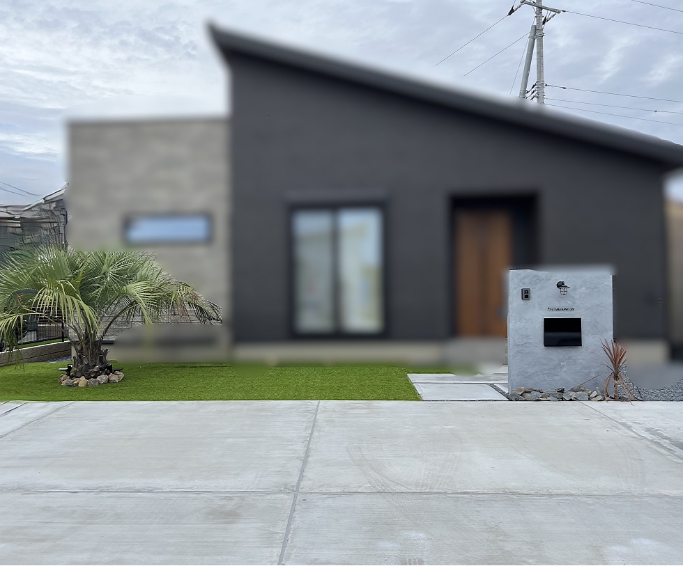 門柱とココスヤシがアクセントのシンプルな外構